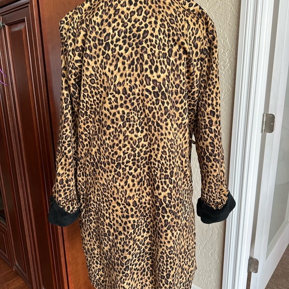 Ralph Lauren Leopard Print Robe with Black Trim size medium - Picture 2 of 7
